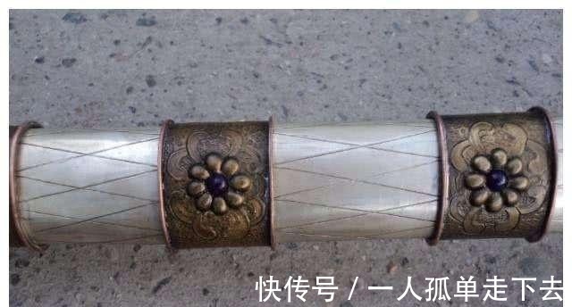 溥仪|老人带着家传宝刀鉴定,专家看到刀上四个字,忙问您的父亲是!