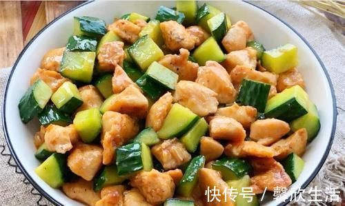 鸡胸肉|黄瓜和“它”是好搭档,一盘2元钱,每晚吃一点,甩赘肉细蛮腰