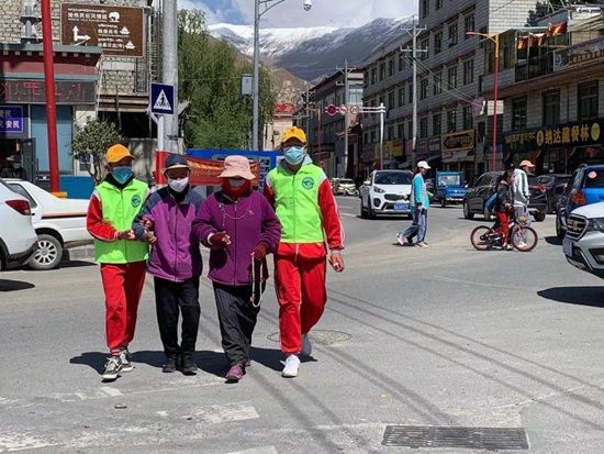 十字路口|西藏拉萨：“小手拉大手” 文明劝导促文明