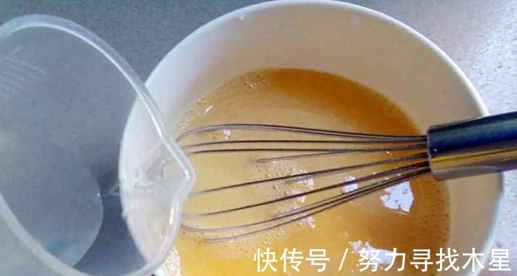 鸡蛋羹直接上锅蒸,难怪不好吃!做好“四步”,又嫩又滑孩子爱吃!