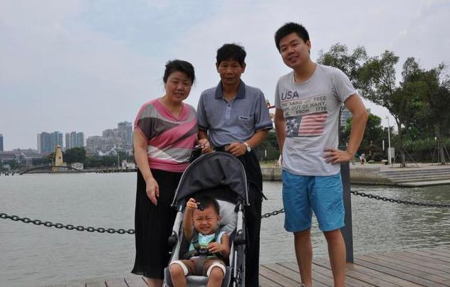 二胎|“儿子,爸妈年纪大了”,3岁弟弟交给你了,儿子回答令妈妈大哭