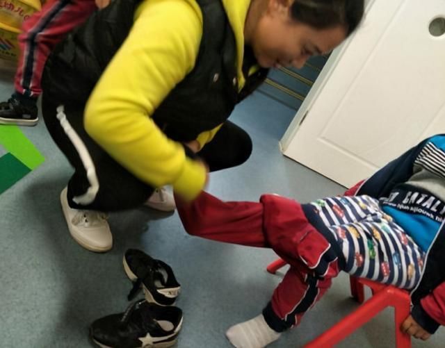 如厕|“为啥孩子不愿在幼儿园拉臭臭”?家长别不当回事,压力让娃焦虑