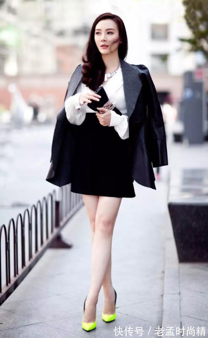 街拍|街拍:小姐姐旗袍款式的包臀连衣裙,身姿显得女性韵味,气质满满