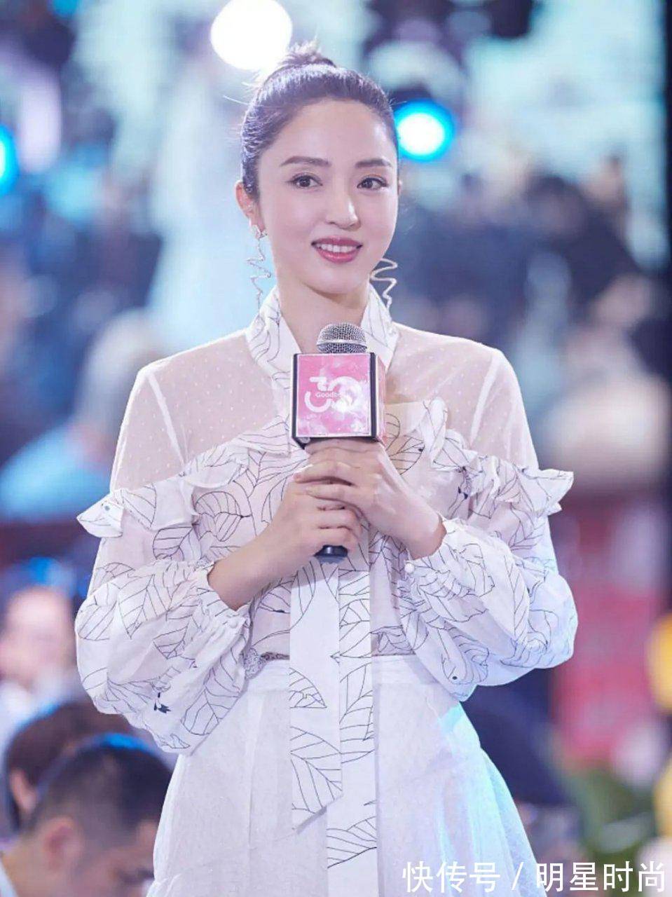 衬衫 身穿一件印花设计的白色衬衫搭配白色半身裙,温柔又时髦