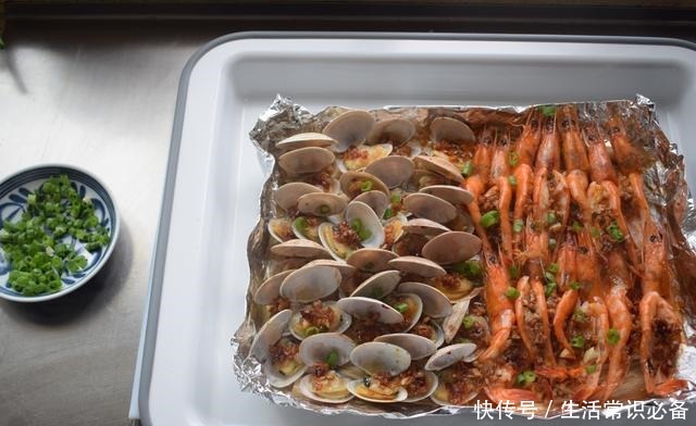 海鲜|半斤鲜虾,半斤花蛤,1把金针菇,烤出“海鲜大咖”,吃得超过瘾
