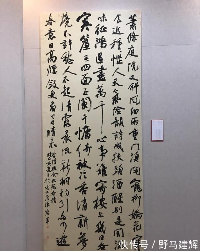 国展$“烧鸡体”看起来“丑丑”的,在国展中大受欢迎,他连入三届国展
