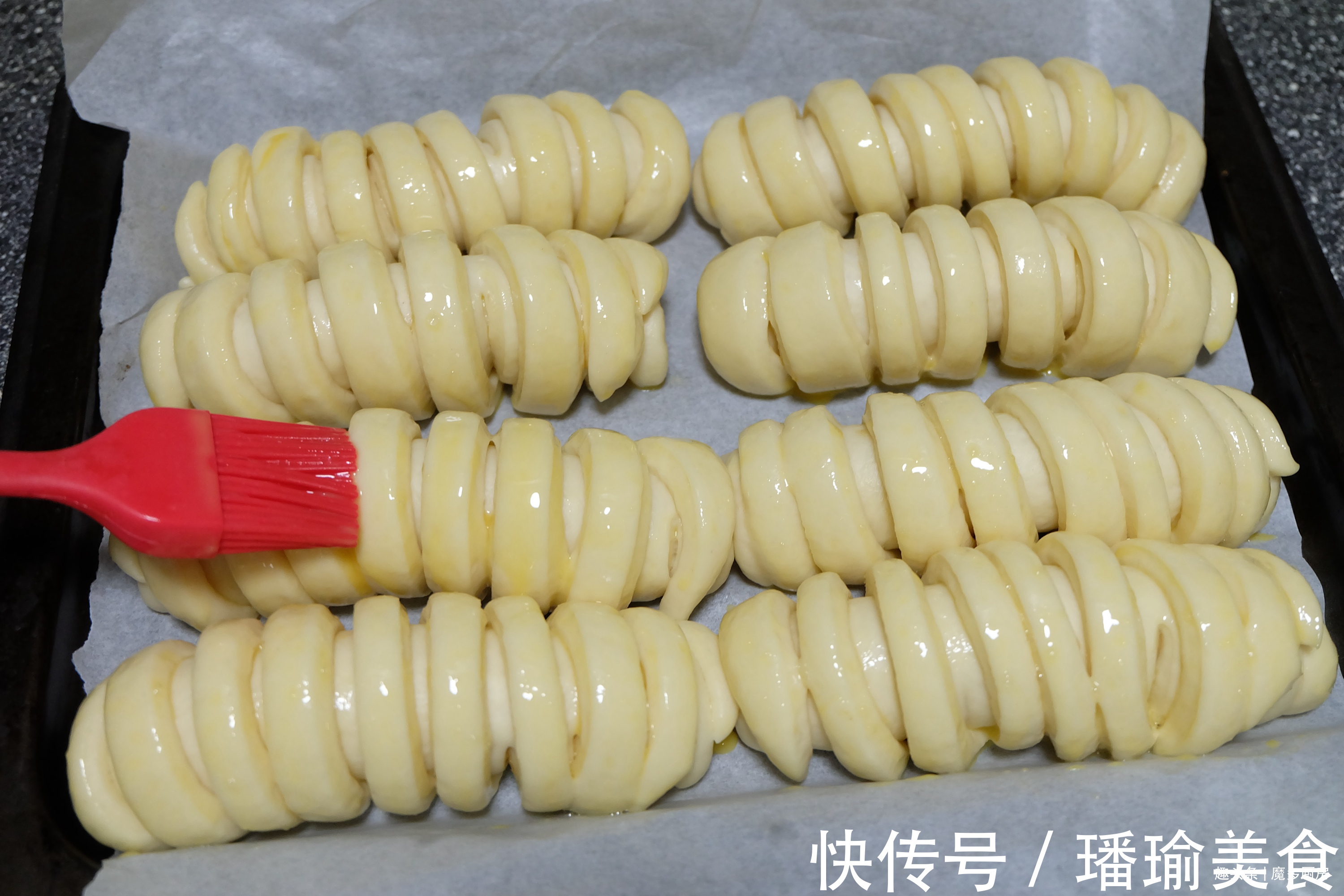 发酵|孩子要吃毛毛虫面包，时间短也能做，一次发酵无油低糖，香软拉丝