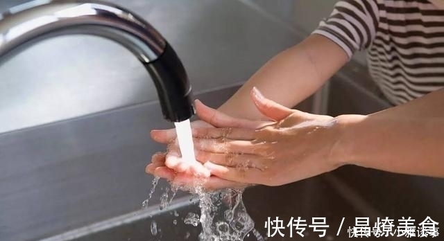 浩浩|4岁男孩掉入油锅,奶奶的行为救了孙子,医生称赞:平时没少看书