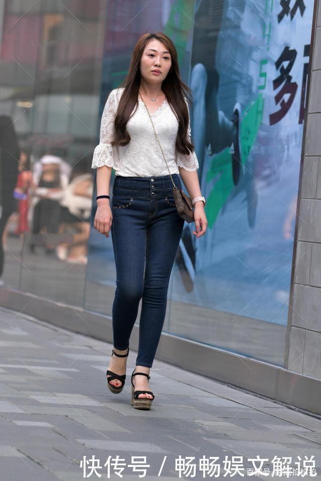 白色花边上衣,搭配高腰牛仔裤,满满时髦感