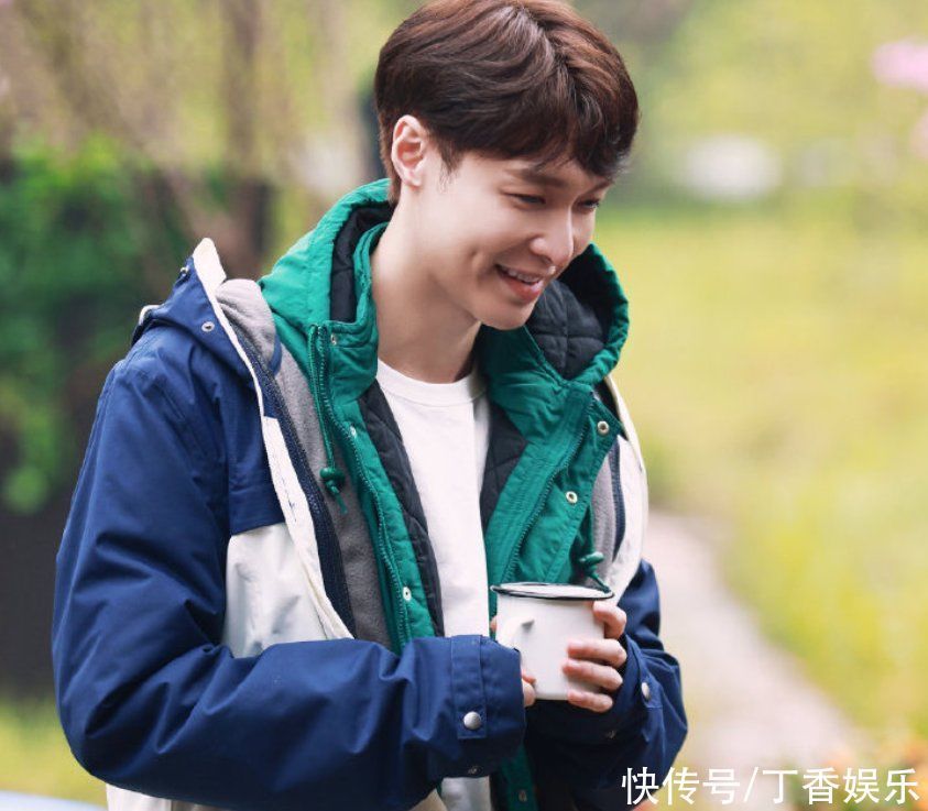 张艺兴出息了，轻松套路《向往５》导演，这下节目组有对手了