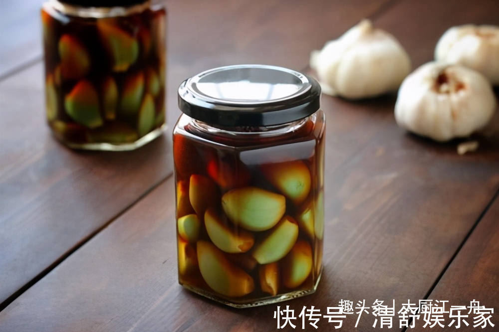 大蒜|腌腊八蒜，先放醋就错了，教你一招，1天就变绿，酸脆开胃又解馋