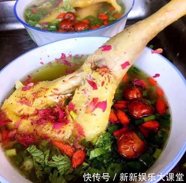 伊犁的烤包子、过油肉拌面和凉粉！