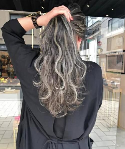 中年女性白发很多适合留长发还是短发？