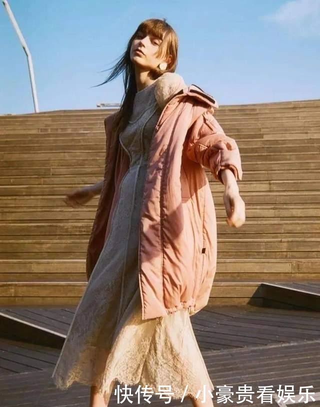 今年冬天的最百搭奖,我颁给“羽绒服+半身裙”,谁穿谁美
