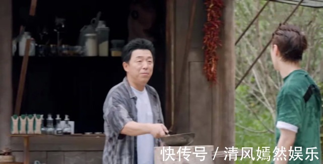 黄渤|张艺兴录制节目受欺负被黄磊追着打，被黄渤泼水，头发全湿透！