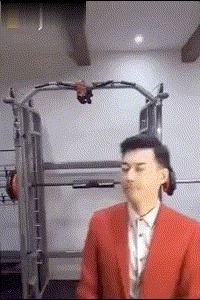 |搞笑GIF:大叔用什么牌子的洗发水,头发如此飘逸