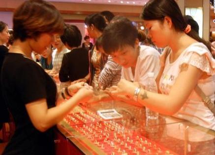 店员#女人金店买首饰,别轻易试戴!离职店员道出“隐情”,幸好没被坑