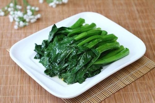 青菜|炒青菜,下锅前必须多加这1步,青菜不变黄,跟饭店一样的味道