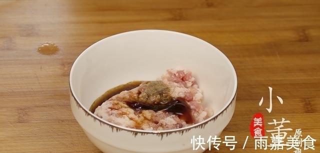 搅拌均匀|豆皮不要再凉拌了,加1块肉,1把豆芽,香辣开胃又下饭