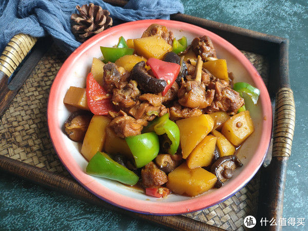 尖椒块|炒鸡肉时，先焯水还是直接炒？不少人搞错了，难怪鸡肉不嫩还发柴