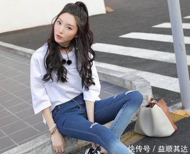 苗条|街拍，穿性感的牛仔裤，亭亭玉立的迷人身材，怎么能不心动！