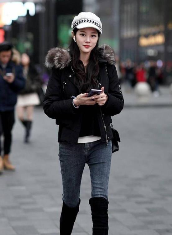 街拍:身穿吊带白裙美女,笑容甜美,把人的心都快融化了