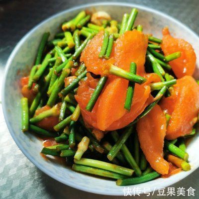 这道西红柿炒蒜苔，分分钟光盘