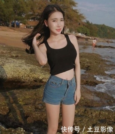 身姿俏丽|气质不俗的热裤小姐姐,凸显迷人大长腿,真性感!