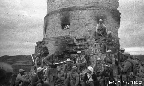 躲进|日军躲进炮楼中,苏联人久攻不下,一老农路过说这太简单了!
