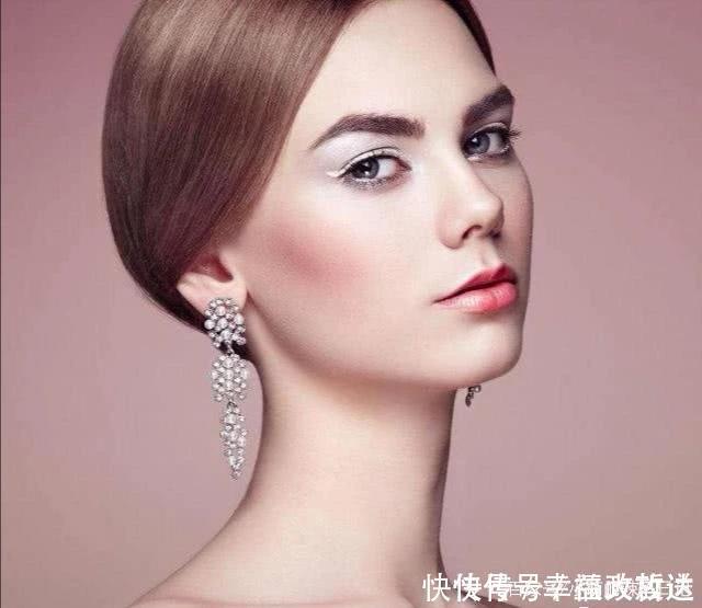 黄金首饰|真正见过世面的女人,很少戴黄金,更爱这3种首饰,尽显高级贵气