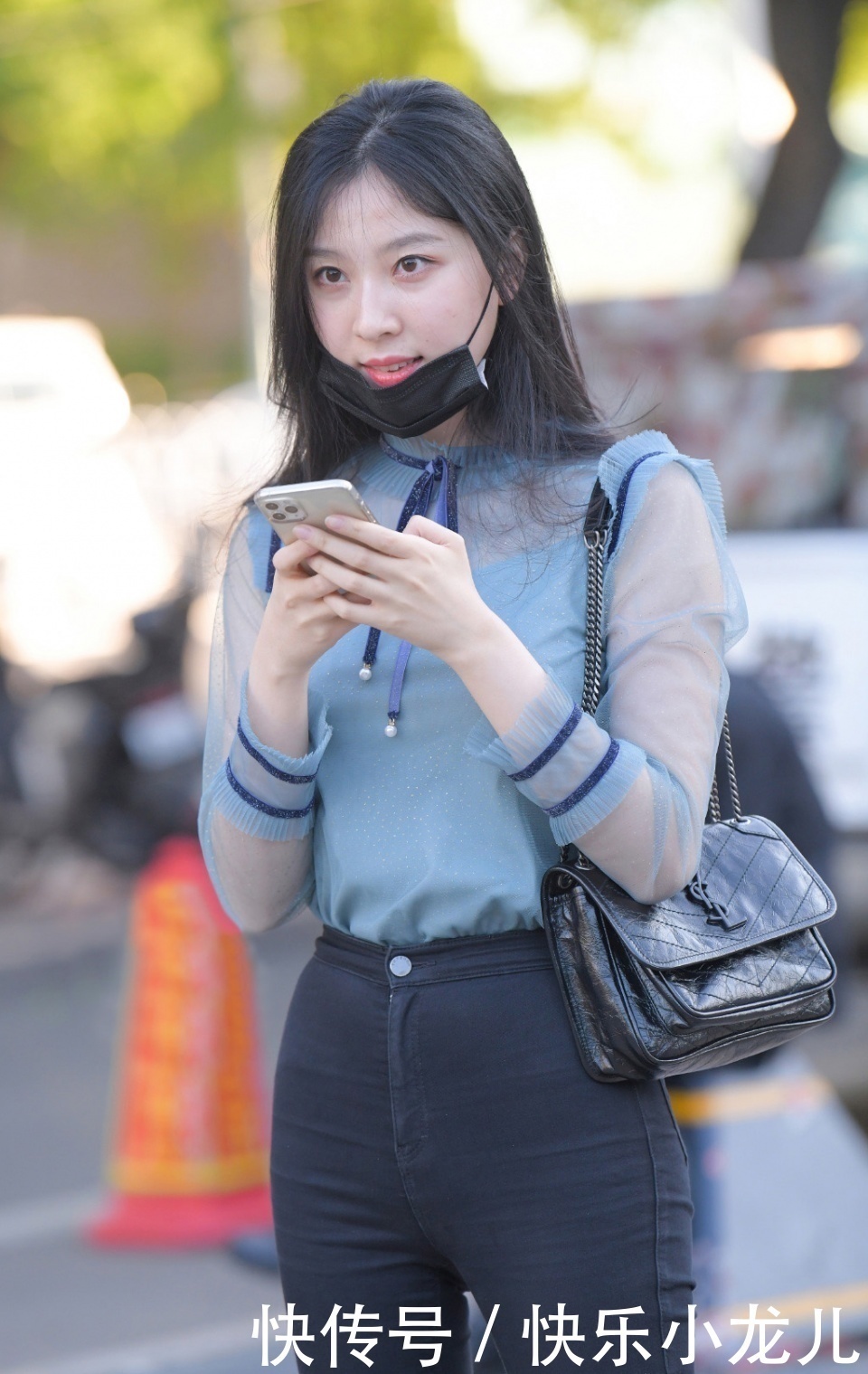 穿搭蓝色T恤搭配深色牛仔裤,时尚魅力无法阻挡