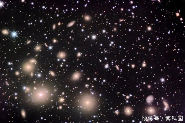 天文学家在星系团中,发现双无线电遗迹,达500万亿倍太阳质量!