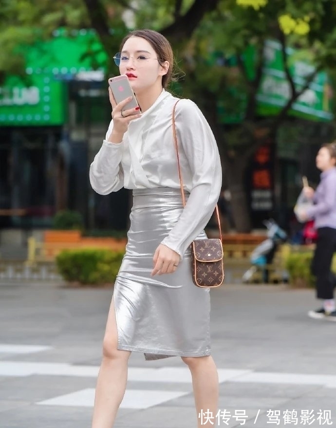 银色 银色半身裙真“亮眼”,搭配高跟鞋,乍一看以为是“贵妇”