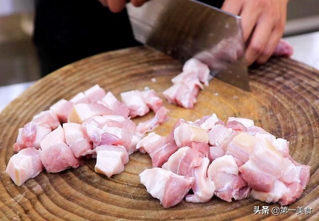 清香|五花肉别再红烧了，试试这道雪梨五花肉，肥而不腻，清香美味