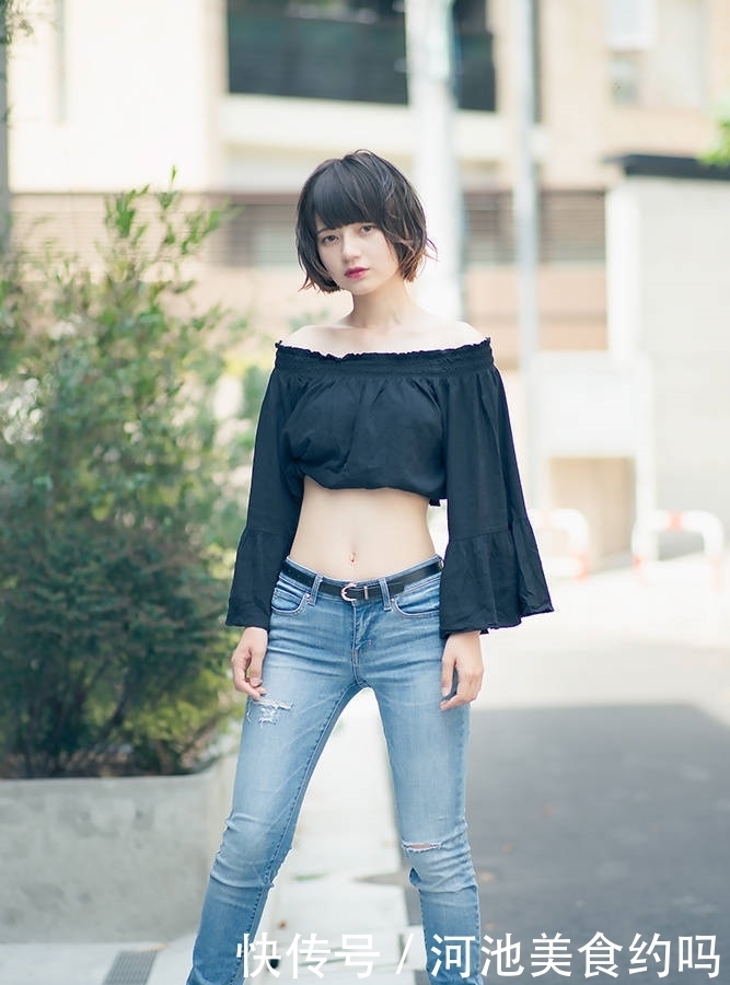 时尚穿搭：牛仔裤搭配露脐上衣，秀出娇艳动人的气质。