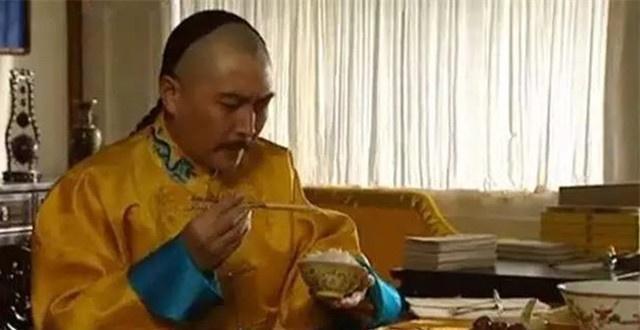 沿袭|清宫沿袭满人旧俗,一天只吃两顿饭,大清皇帝不会饿吗