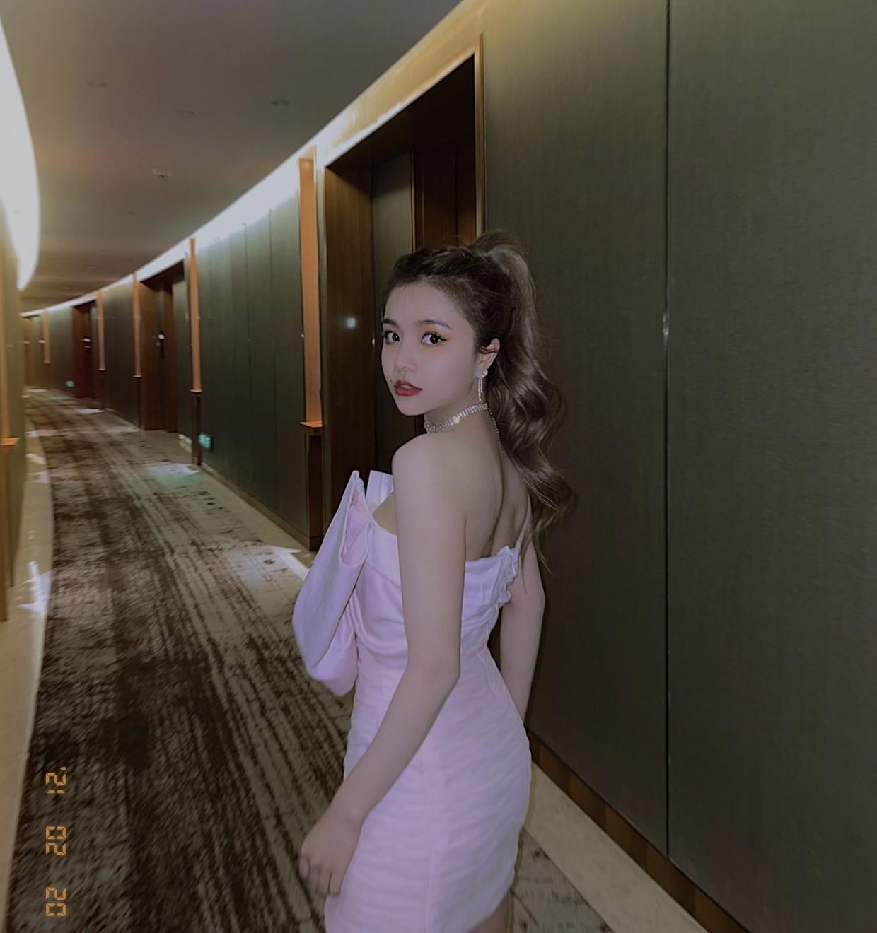 小蛮腰|女明星安崎气质绝了,穿卡其色格纹露脐装配黑色长裤,高级又洋气