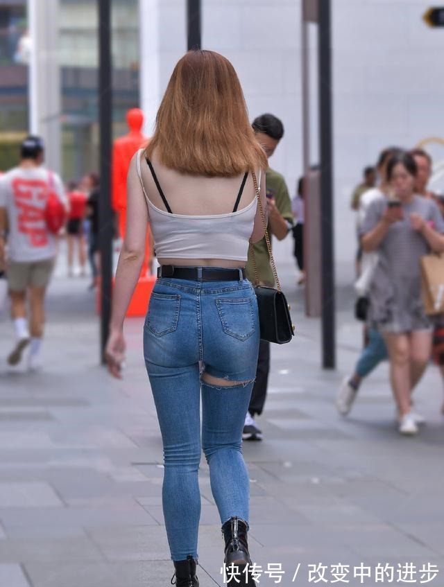 吊带背心 紧身牛仔裤也可以有街头风,穿在身上更洋气迈出不一样的时尚步伐!
