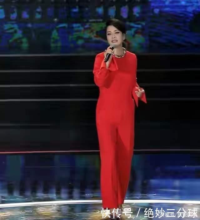 57岁毛阿敏真敢穿，大红连体裤配大金链子，不仅不俗还很高级