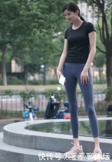 瑜伽裤 黑色T恤搭配深蓝色瑜伽裤,展现高挑身材,纤细美感