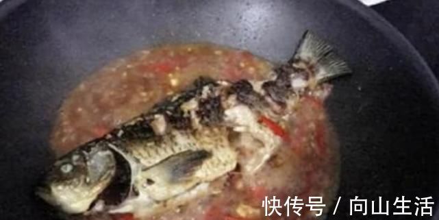 鱼头汤|在家做炖鱼,一定要记好,这两种调料别放,放了炖的汤又腥又难喝