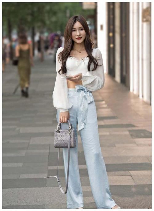  费劲|美女穿搭：短打上衣让你优雅得毫不费劲，玲珑十足