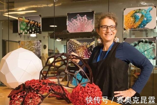 色彩#她是用玻璃雕塑“织毛衣”的第一人,这质感极其逼真!手太牛逼了