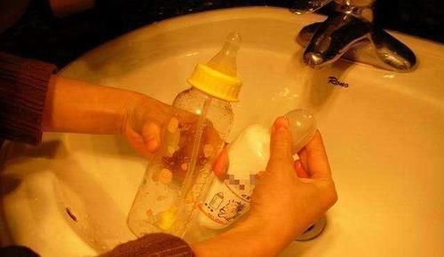 孩子|开水烫奶嘴很“敷衍”,这样做父母太天真,无形中给宝宝造成伤害