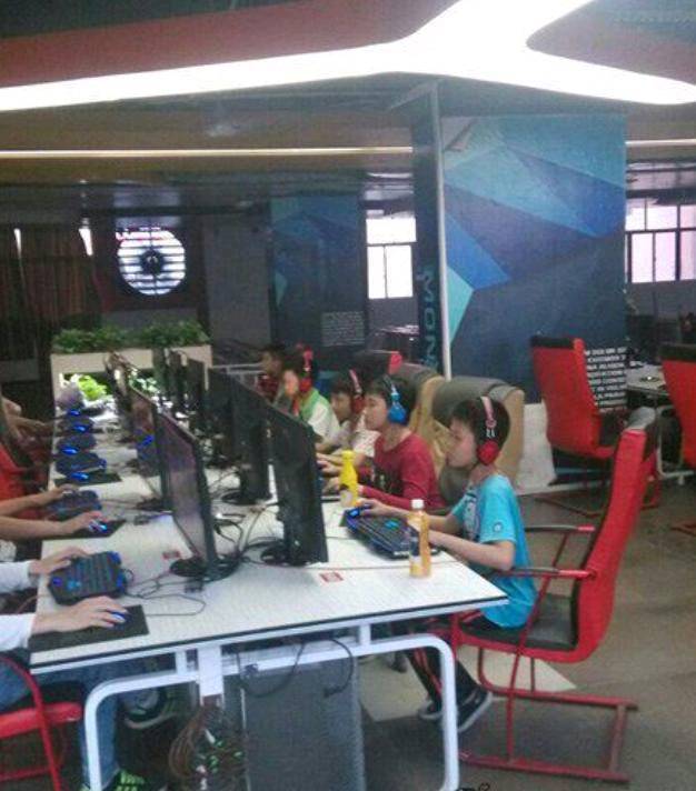 |搞笑图片幽默段子笑话两姐妹感情不错啊,辫子都扎一起了呢