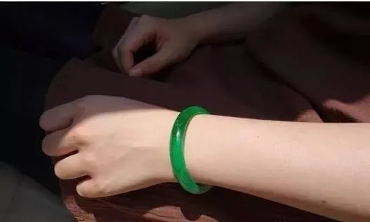 玉镯|手镯戴的对,年轻20岁,中国女人一定要有一只玉镯!