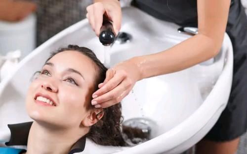 营养物质|头皮上抠出“白泥”，不仅仅是没洗头那么简单，这些原因也别忽视