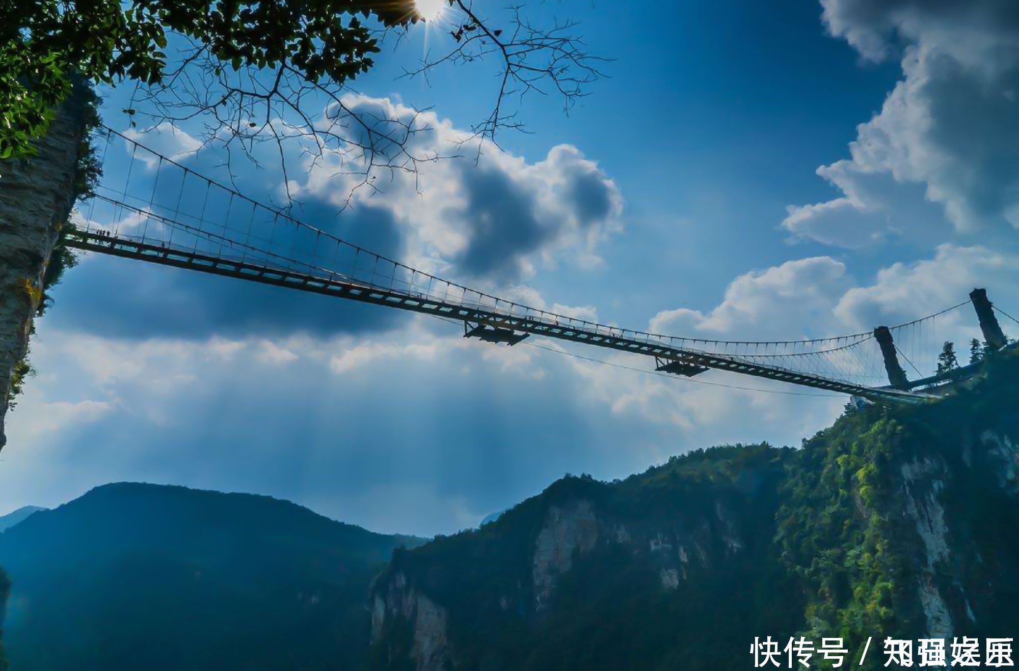 中年|挑战生理极限世界上最高最长的玻璃吊桥，你敢走过去吗