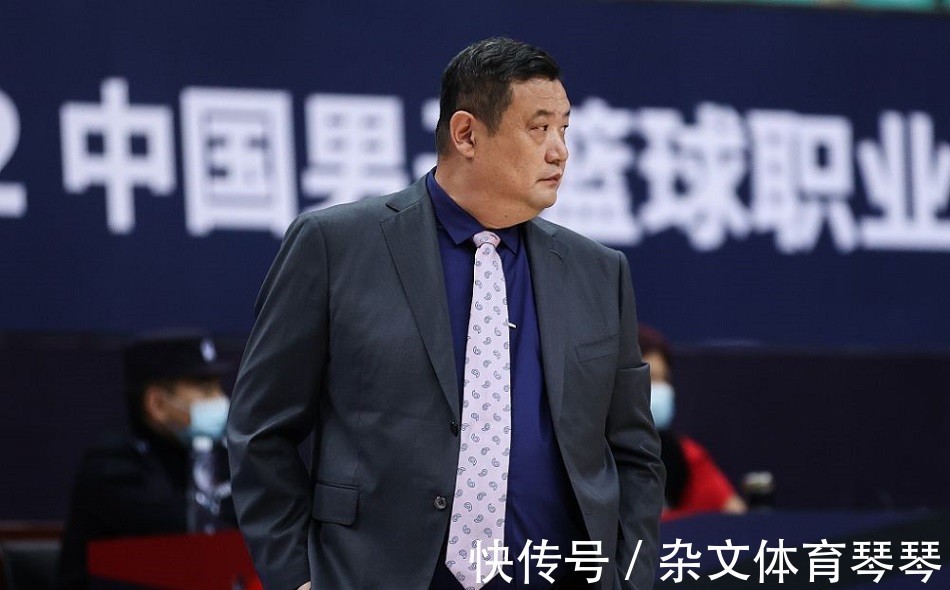 山东男篮|赢得莫名其妙!23分到5分,CBA主帅迷之自信,高诗岩准3双救主!