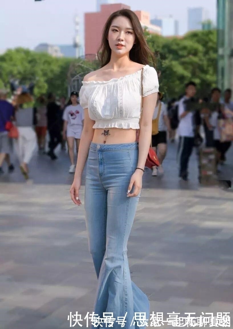 气场|白色短款上衣搭配牛仔喇叭裤,出街惊艳全场,美丽又不失气场